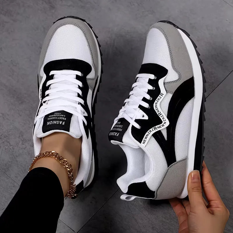 Lage sneakers met gestreept patroon