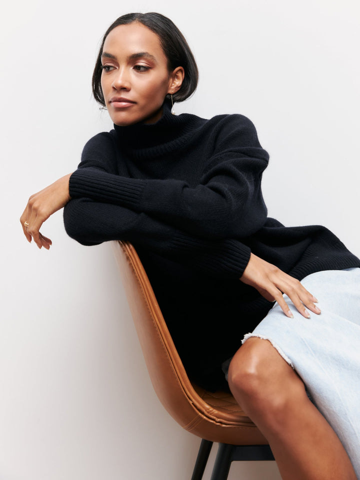 Oversized trui met hoge col en ribgebreide afwerking