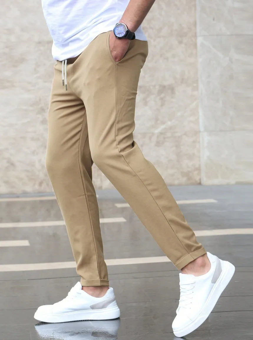 Slim fit broek met elastische taille en zijzakken