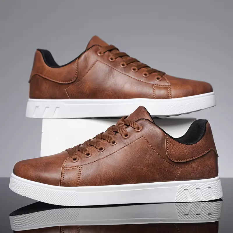 Sneakers van kunstleer met vetersluiting
