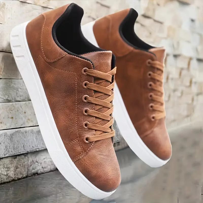 Sneakers van kunstleer met vetersluiting