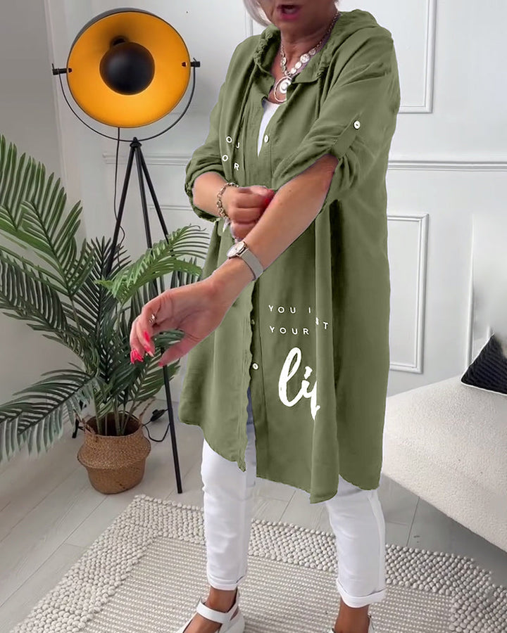 Blouse met capuchon en knopen met letterprint