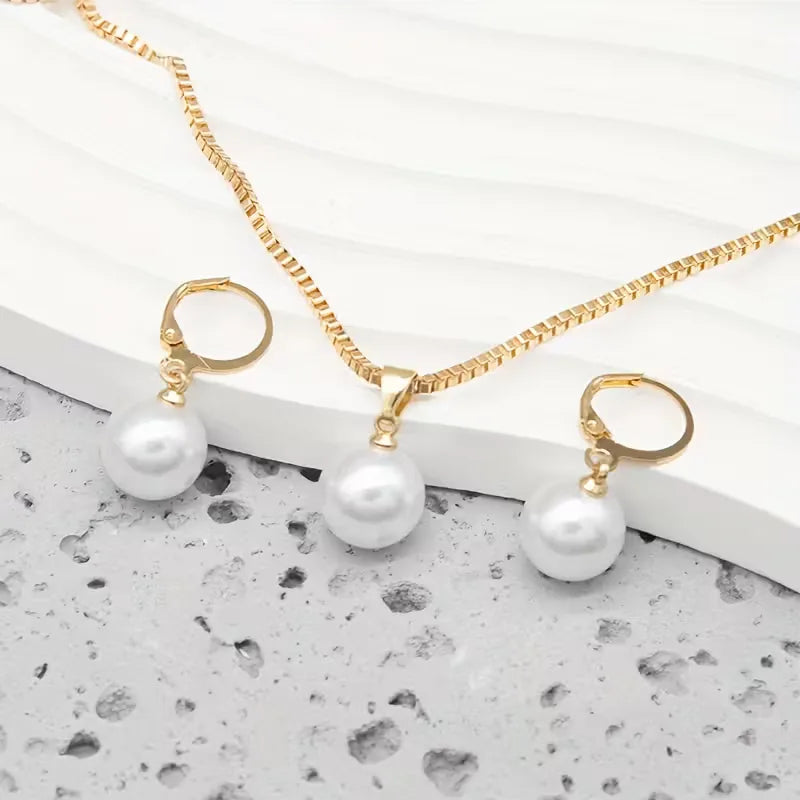 Ketting met parel en oorbellen