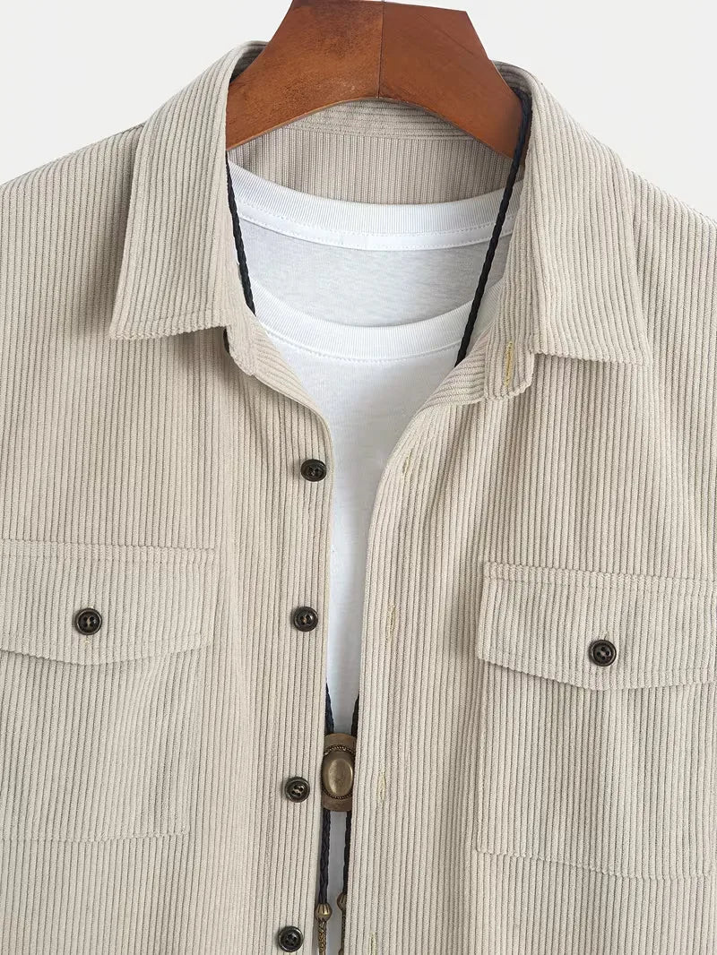 Shorts met button-up shirt